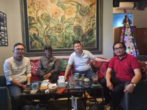 Direktur Eksekutif Index Politica Denny Charter (Kanan) bersama Wakil Ketua Umum FPRMI (Junaidi, No 2 dari kanan) dan awak media di Serpong Tangerang Selatan